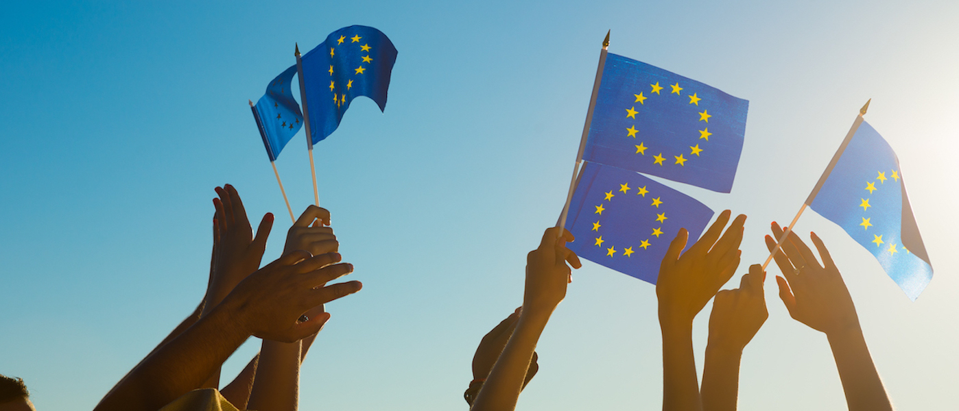 Foto: Junge Menschen schwenken Europafahnen